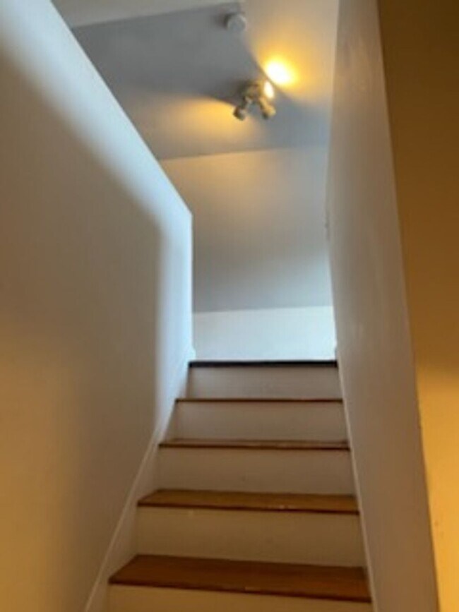 Building Photo - Lovely Brighton 4-bed, 2-bath Townhouse Near BC