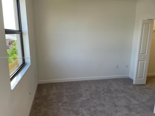 Building Photo - 945 NE 211th St