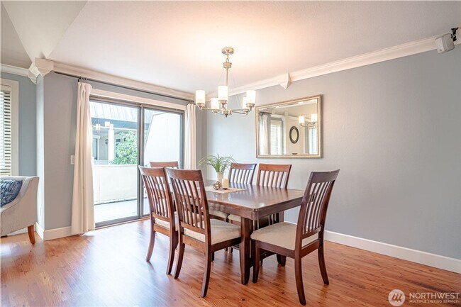 Building Photo - 3 bed/2 bath Condo in Bellevue!