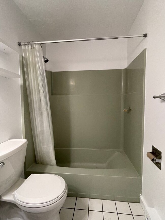 Building Photo - Charming 1-bedroom condo ideal for commute...