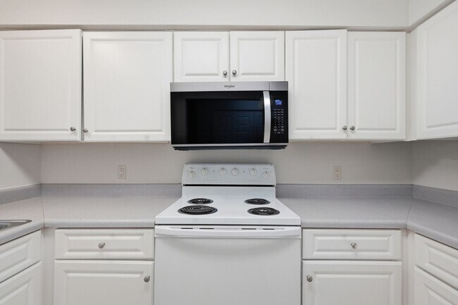 Building Photo - Highly Sought After GROUND-FLOOR Unit at Florida Club!  Pool View!!