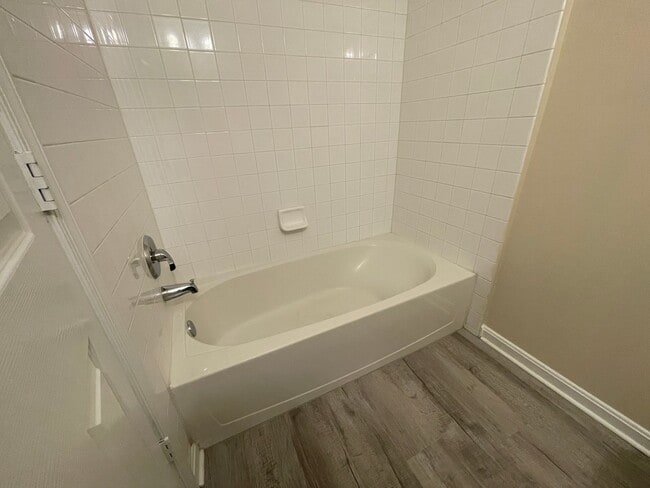 Building Photo - Elegant And Spacious 3 Bed 3.5 Bath Townhome In Vibrant Loudon Parkway Center