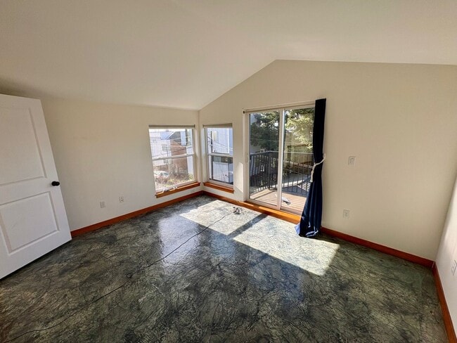 Building Photo - Central District Townhome