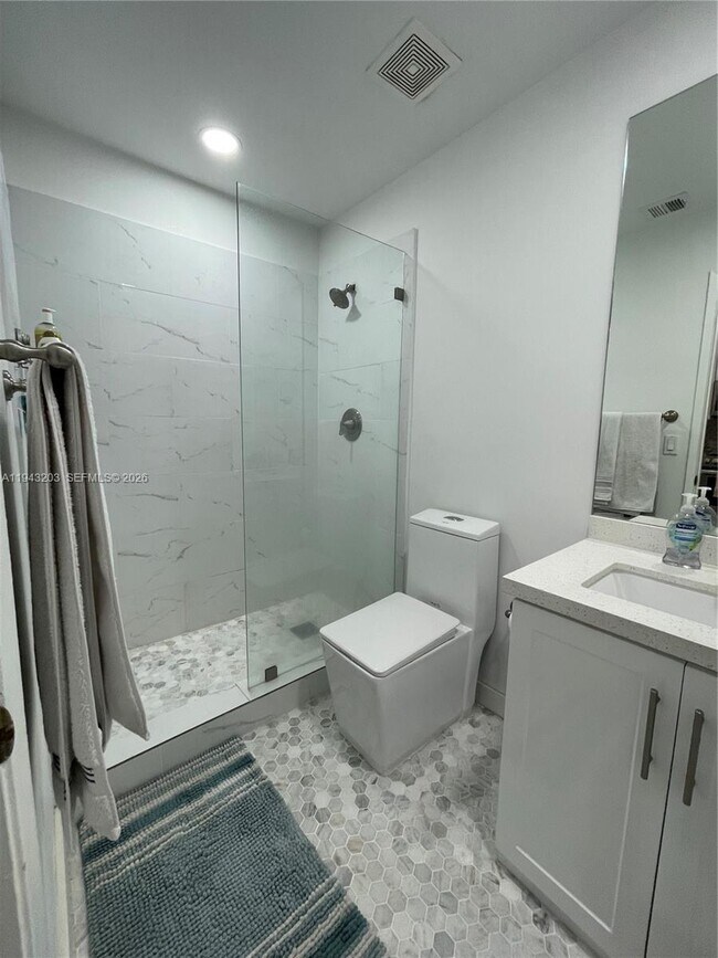 Building Photo - 1625 N 15th Terrace