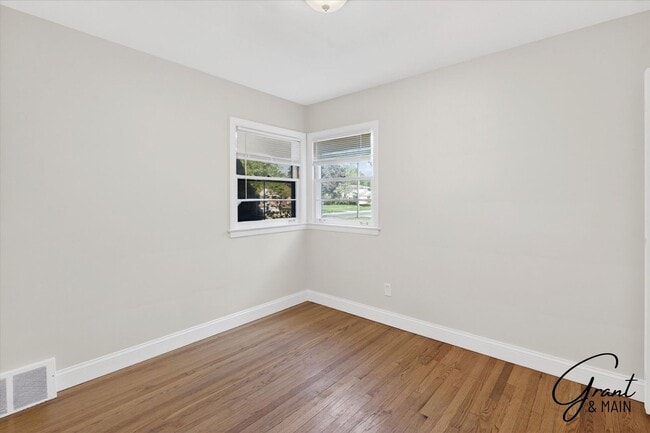Building Photo - $1,350 - 3 Bed / 1 Bath  Home