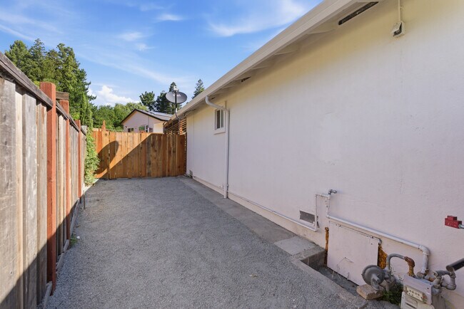 Building Photo - 3196 Rohrer Dr