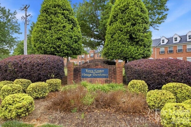Building Photo - 6928 Creft Cir