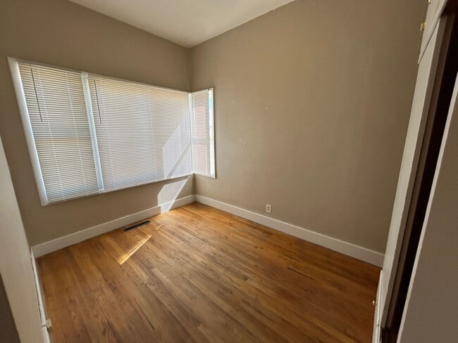 Building Photo - 3 Bedroom 1 Bath Large House with Garage & Many Amenities