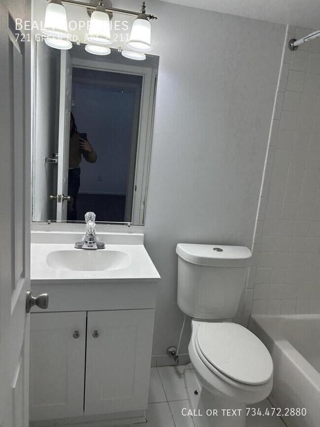 Building Photo - 721 Green Rd