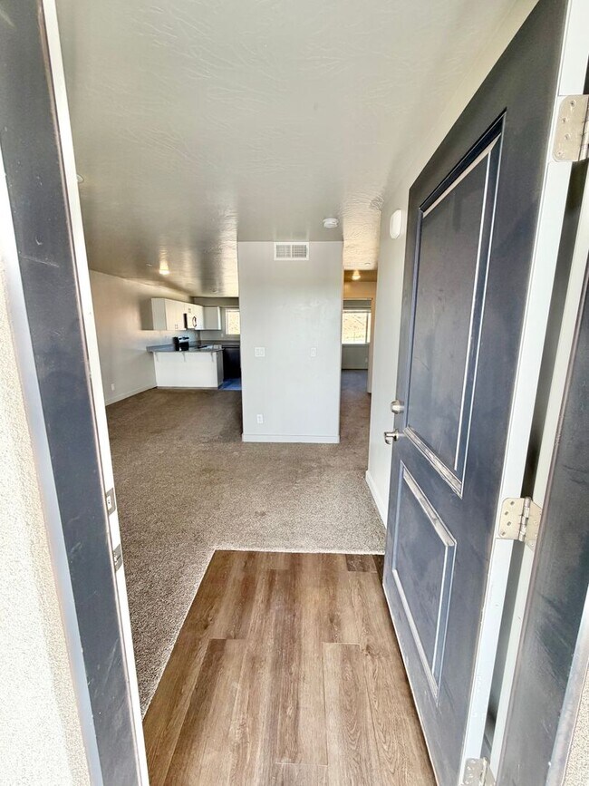 Building Photo - 2 Bed Lone Rock Condo!