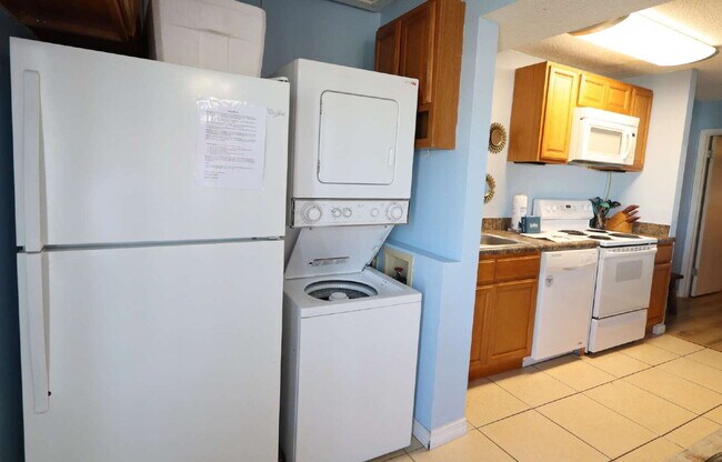 Building Photo - "Coastal Comfort Awaits: Furnished 2-Bed Condo with Pool in Destin!"