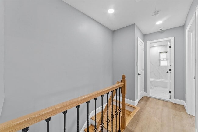 Building Photo - 129 Drake Ave