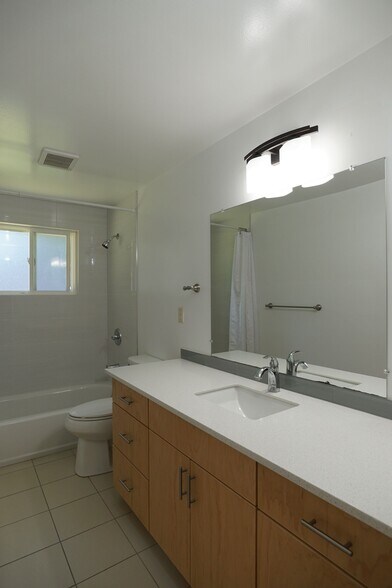 Building Photo - 1017 S 124th Pl