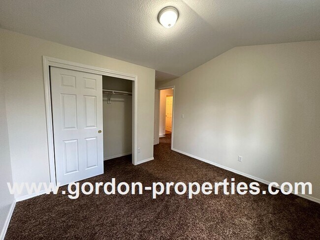 Building Photo - SE 73rd Ave - 3 bedroom townhouse in Mt Sc...