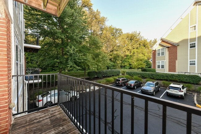 Building Photo - 2 Bed 2 Bath Townhome in Broad Ripple! Nature Trails!