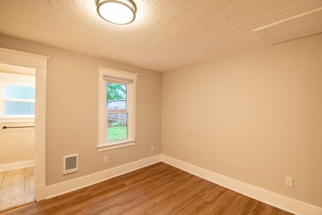 Building Photo - Newly-Remodeled 2 Bed, 1 Bath House