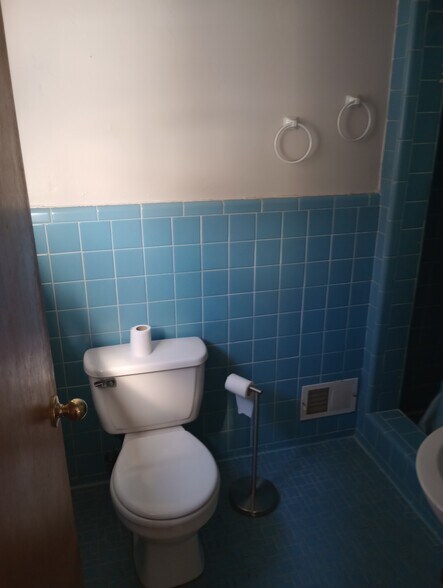 FULL BATHROOM#2 - 20216 Stratford Rd