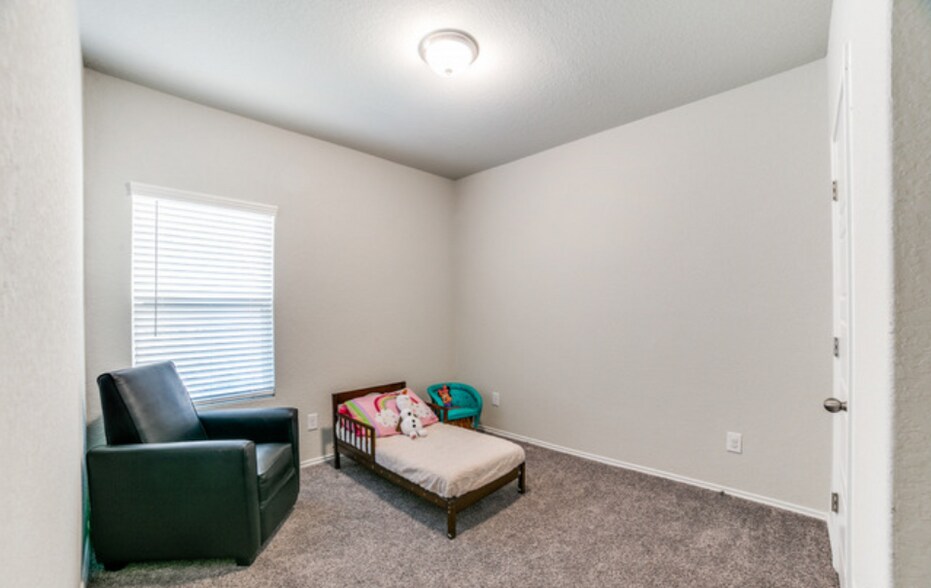 Building Photo - 12811 Lucas Ridge Dr