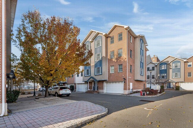 Building Photo - 620 38th St