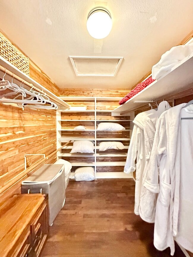 Building Photo - Beautiful, Shorter-Term, Fully Furnished Upstairs Guest Home, on Secluded Hilltop Property with M...