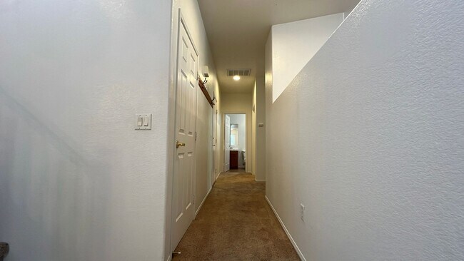 Building Photo - West Lancaster Home