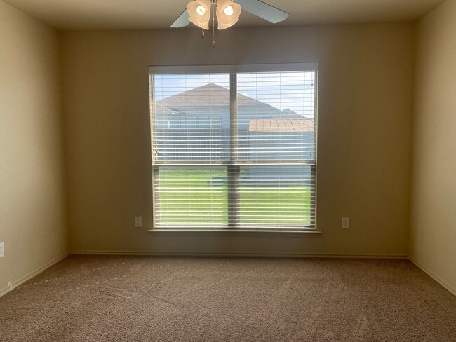Building Photo - 3 Bedroom Conveniently Located