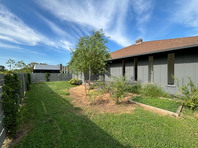 Building Photo - 2204 8th Ave S