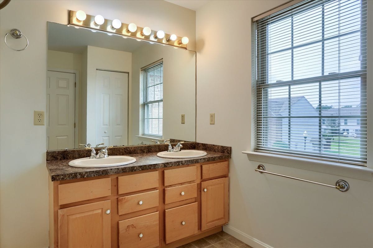 Building Photo - 453 Waverly Woods Dr