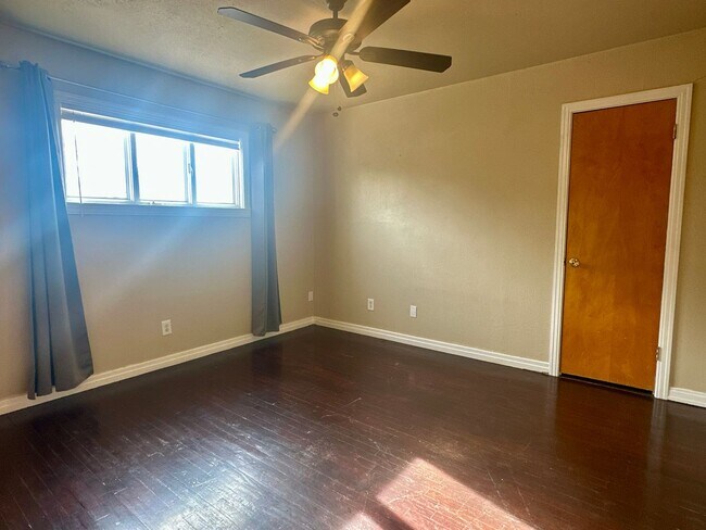 Building Photo - Spacious 3/2 on a Corner Lot!