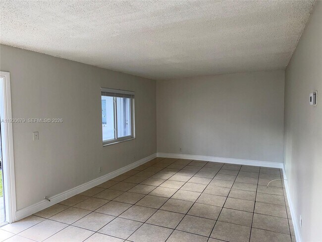 Building Photo - 711 NE 2nd Ave