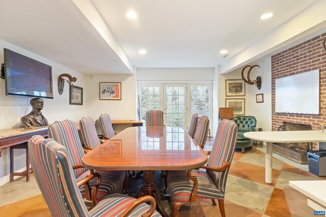 Building Photo - 640 Ivy Ln