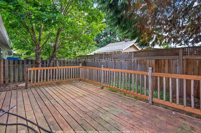Building Photo - Updated Two Bedroom Duplex in SE!