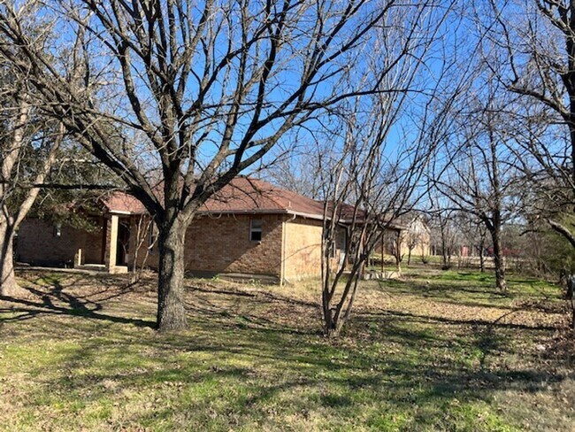 Building Photo - 602 N U.S. Hwy 69