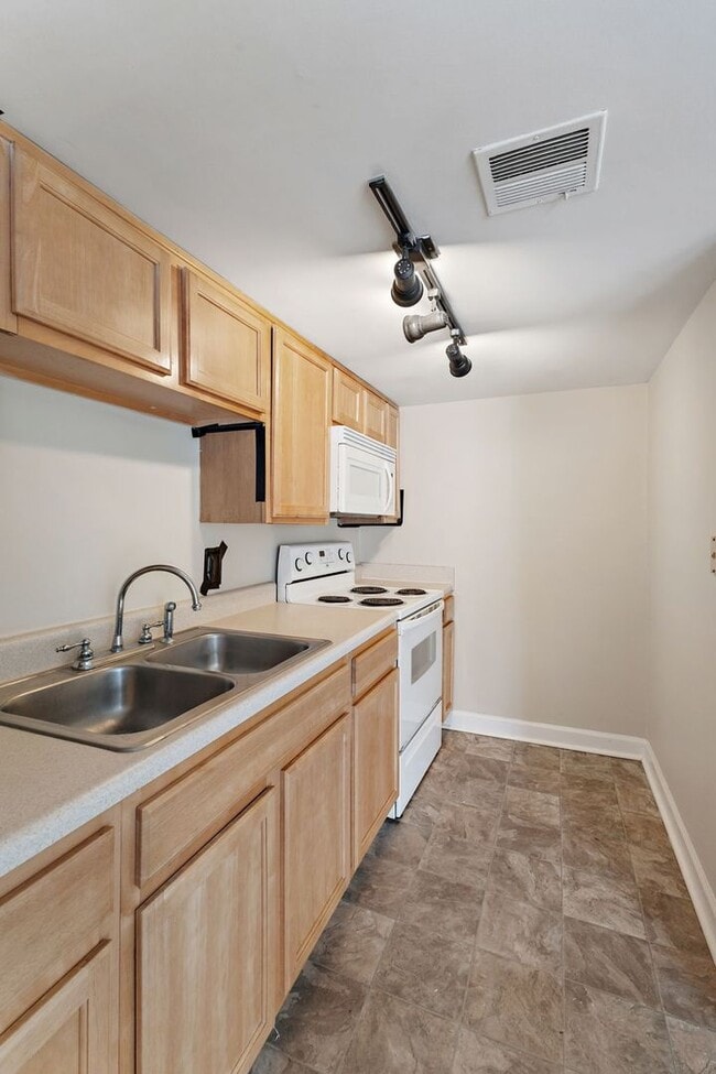 Building Photo - 3606 Balsam Ave