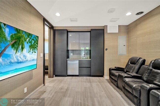 Building Photo - 425 N Ocean Blvd