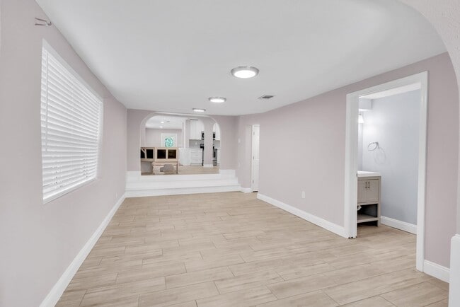 Building Photo - Charming & Deceptively Spacious 4BR Home in South Seminole Heights – Fully Renovated!