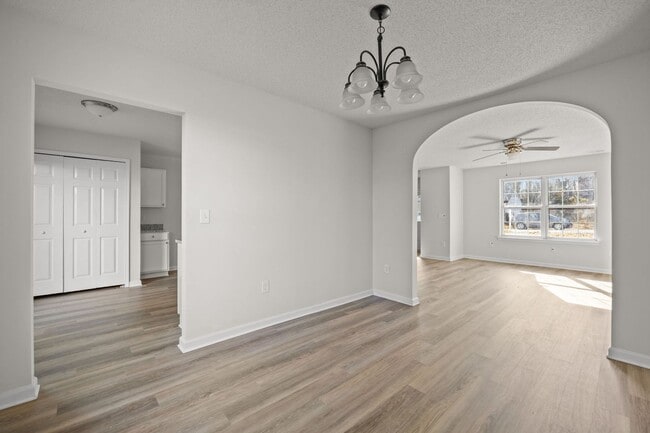 Building Photo - Updated 3BR Home with Garage, Pet Friendly!