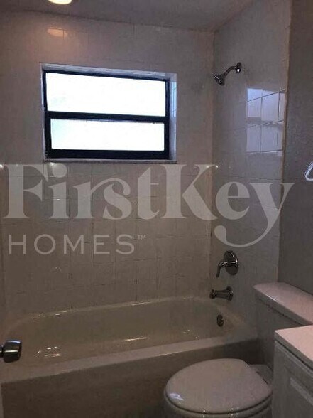 Building Photo - 4951 SW 16th St