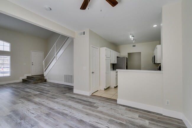 Building Photo - Stylish 2-Bedroom Townhome in Henderson!