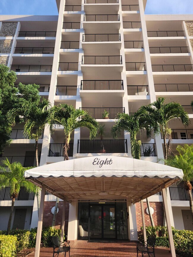 Building Photo - 3050 N Palm Aire Dr