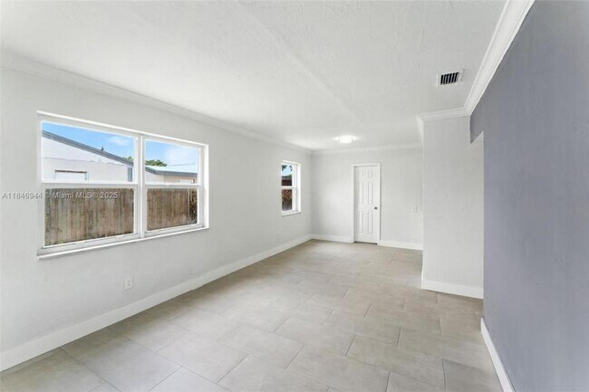 Building Photo - 3 bedroom in Miami FL 33147