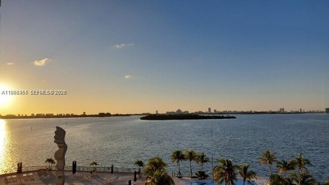 Building Photo - 1800 NE 114th St