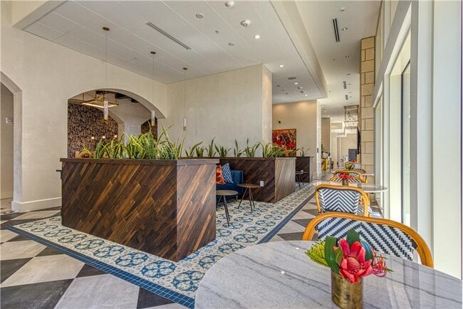 Building Photo - 702 E 11th St