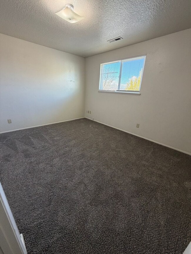 Building Photo - Newly remolded 3b/1b duplex