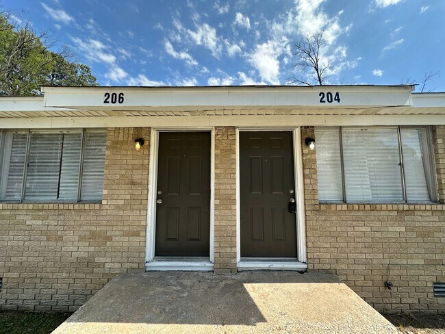 Building Photo - 204-206 Smart Street