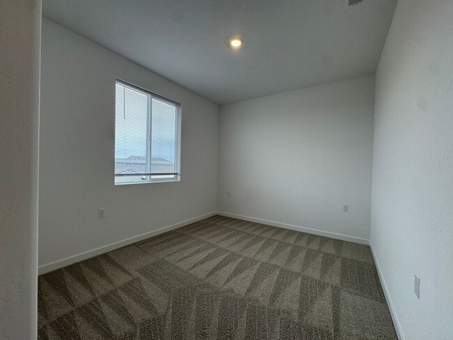 Building Photo - 997 Pioneer Dr W