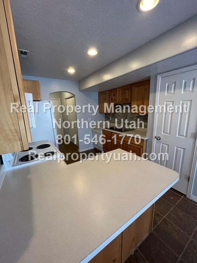 Building Photo - 2 Bedroom 1.5 Bath Townhome Available Now!