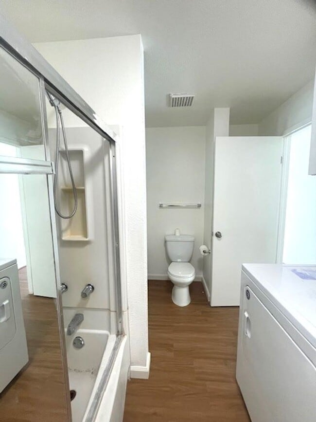 Building Photo - Recently Renovated 2 Bedroom / 1 Bath in K...