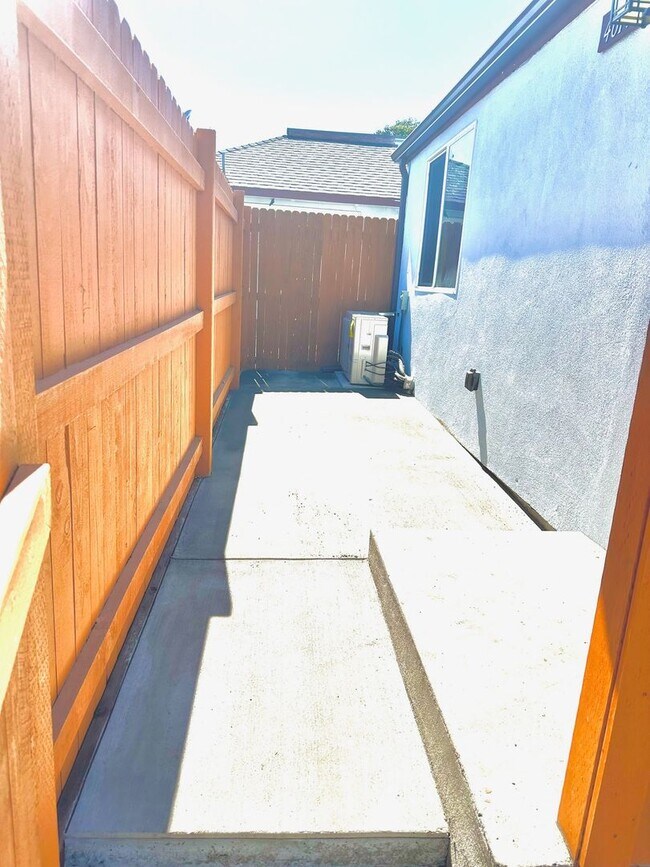 Building Photo - Terrace Ave Triplex- LT