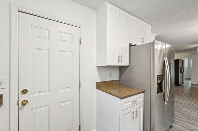 Building Photo - 3BR/2BA Home with Fireplace and Fenced Yard in Mt Pleasant